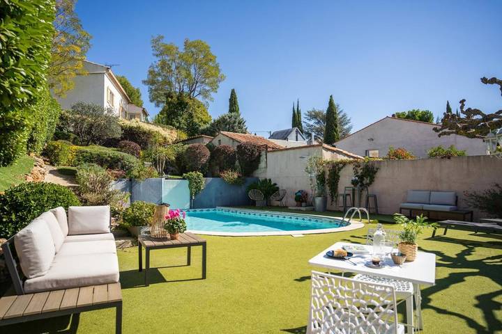 Hôtel pour 2 personnes, avec Terrasse et Jardin ainsi que Piscine et Vue à La Bouilladisse