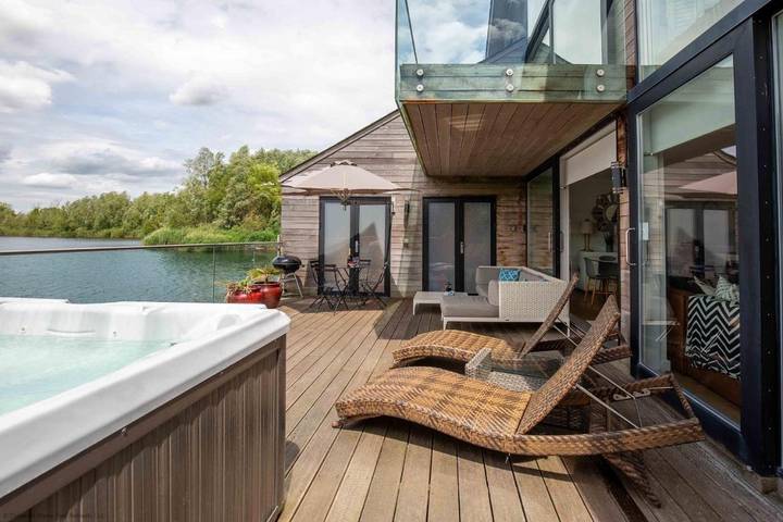 Vakantiehuis voor 8 personen, met terras en uitzicht op het meer, met huisdier in Cotswolds