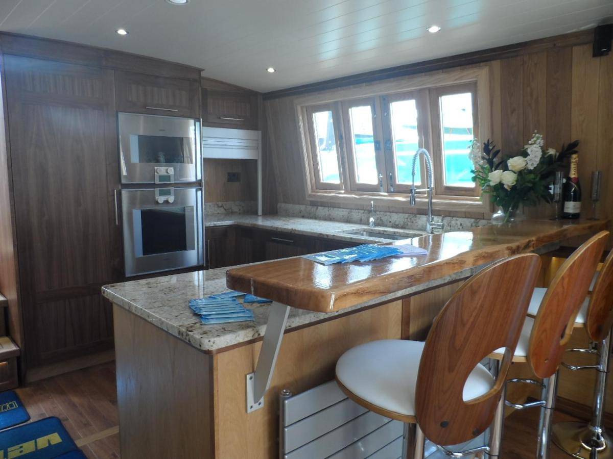 Luxury boats and moorings Wendover Arm in Chiltern Hills