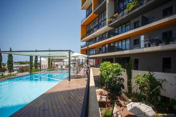 Chambre d’hôte pour 4 personnes, avec vue ainsi que jardin et piscine, adapté aux familles à Tel Aviv