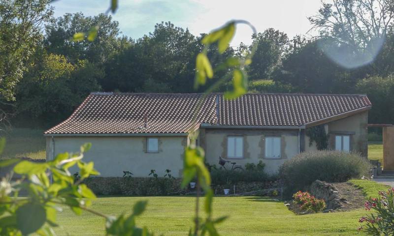 Location de vacances pour 7 personnes, avec Terrasse et Jardin ainsi que Piscine et Vue sur le lac à Saint-Justin (Gers)