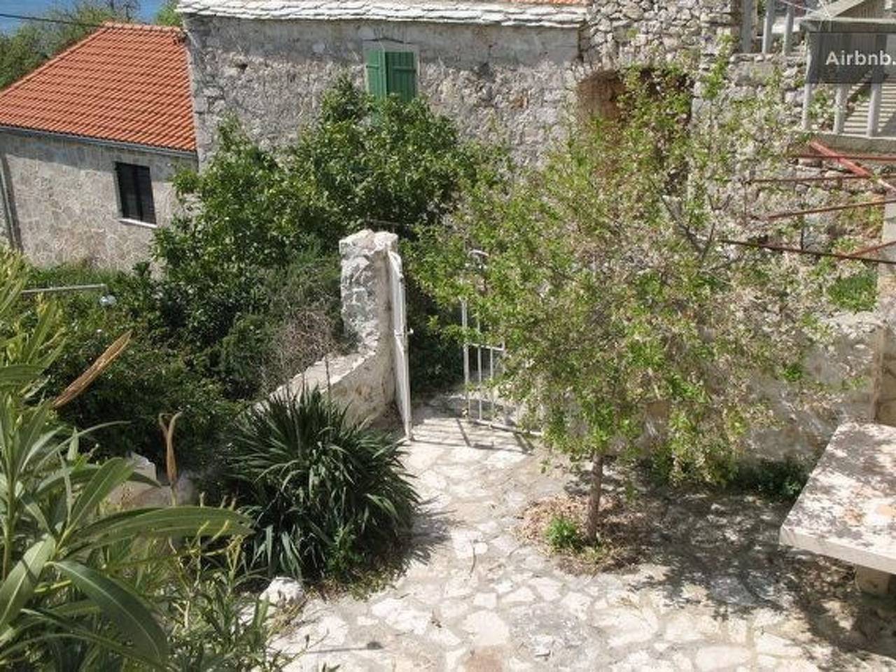 Ganze Wohnung, Wohnung in Zavala mit schönem Garten in Zavala, Hvar