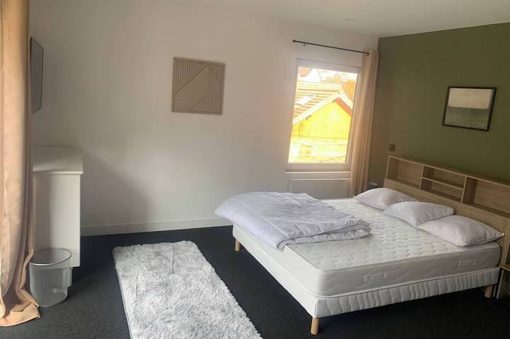 Entire apartment, Spacious 4-bedroom apartment that sleeps 10, with a private indoor pool, spa, and sauna. in Gérardmer, Parc naturel régional des Ballons des Vosges