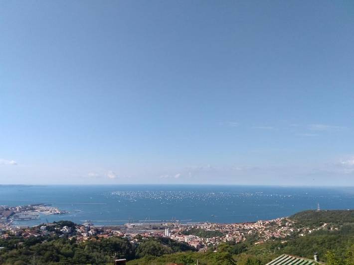 Alojamiento y desayuno para 4 personas, con vistas y jardín en Trieste