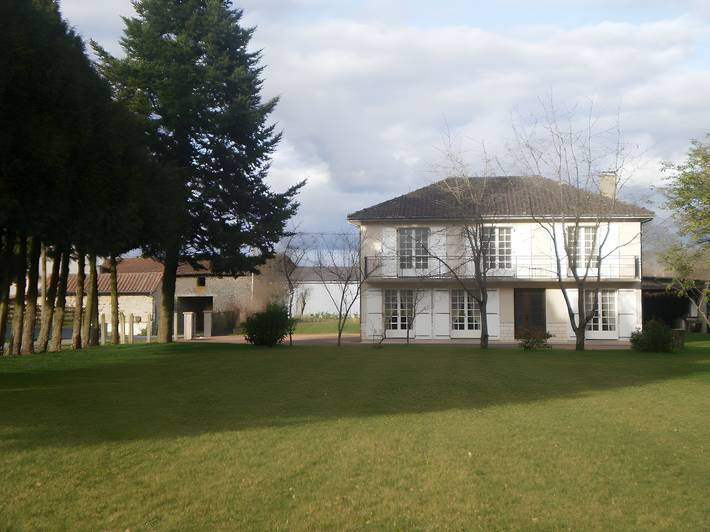 Grande maison familiale au calme avec balcon, jardin et accès lac, près du Périgord in Sauvagnac, Parc naturel régional Périgord-Limousin