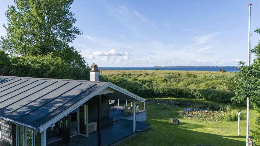 Ferieudlejning for 6 personer, med terrasse og have, børnevenlig i Virksund