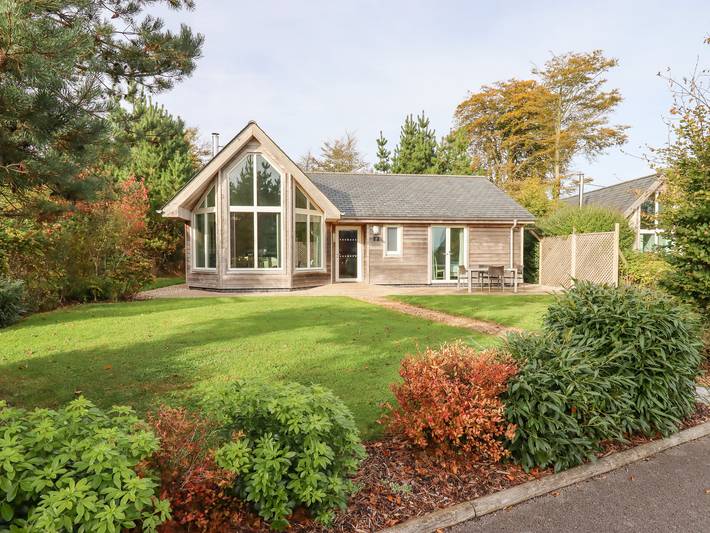 Lodge for 4 people, with pool and garden in Somerset