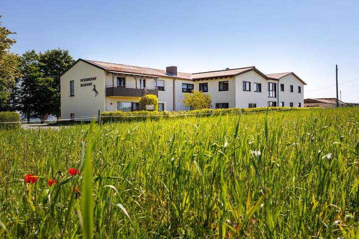 Ferienwohnung für 5 Personen, mit Terrasse und Garten sowie Ausblick in Wertheim