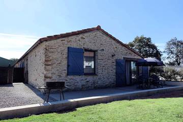 Gîte pour 2 personnes, avec piscine ainsi que terrasse et jardin dans les Pays de la Loire