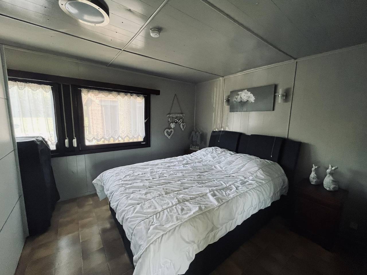 Modern chalet in a small park, located right along a fishing pond in Geel, Antwerpen und Umgebung