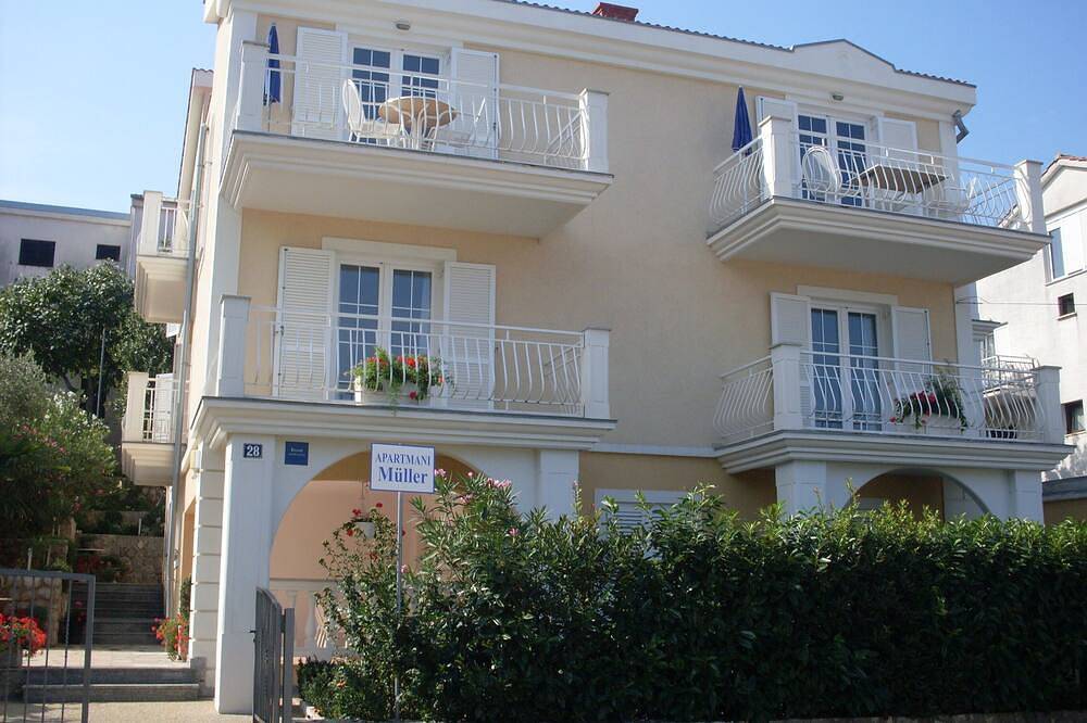 Entire apartment, Modern Apartment, only a few minutes to the beach and the city centre in Njivice, Krk