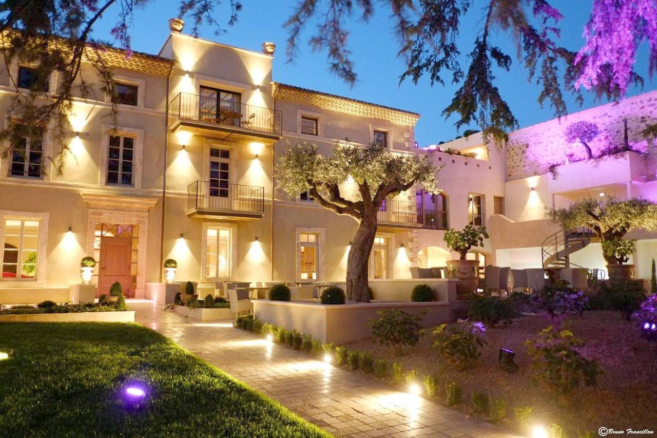 Boutique Hôtel La Villa Montesquieu & sa piscine in Laudun-l'Ardoise, Région de Nîmes