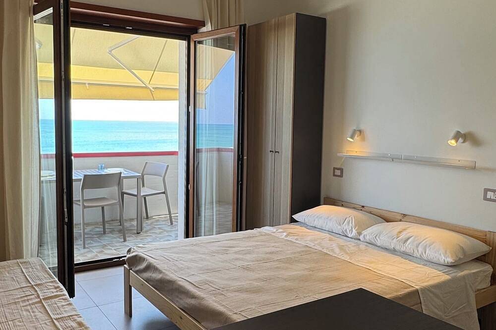 Entire apartment, Sulmare Studios - Molocali Sea View in Alba Adriatica, Teramo Province