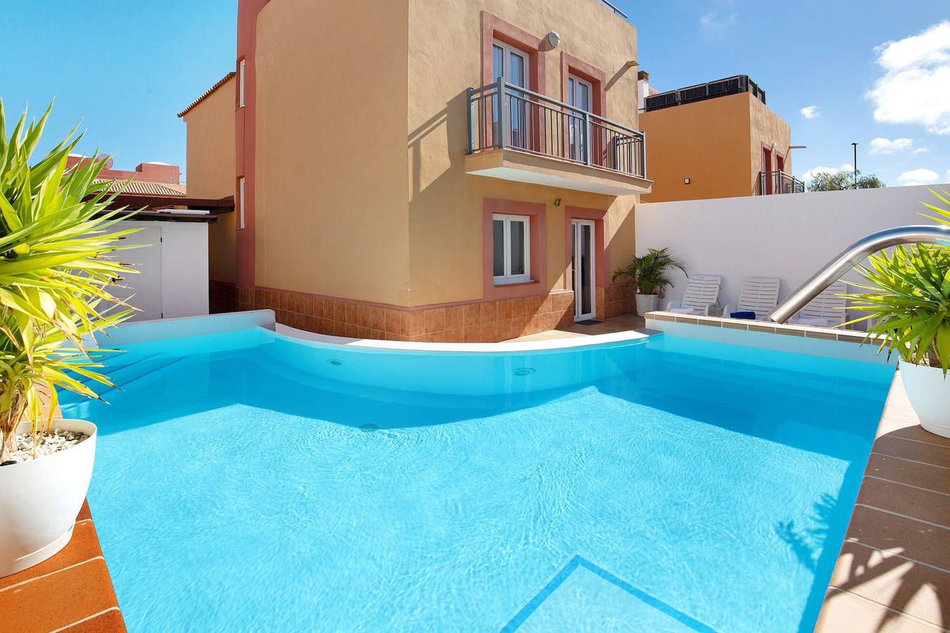 Casa de vacaciones 'Villa Valeria' con piscina compartida, terraza y Wi-Fi in Geafond, La Oliva
