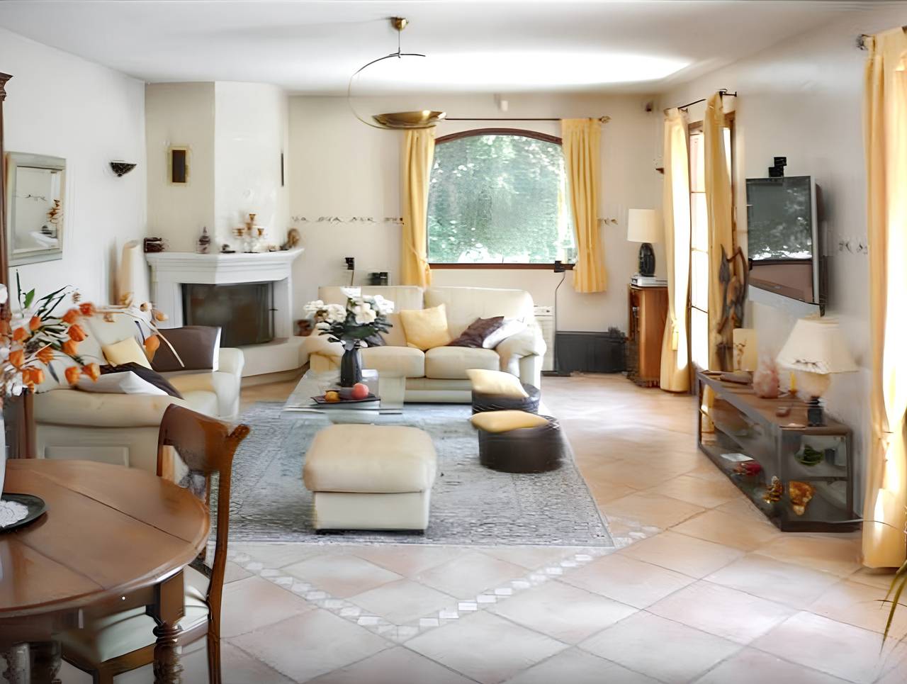 Ruime villa met zwembad in Saint Maximin in Saint-Maximin-la-Sainte-Baume, Brignoles region