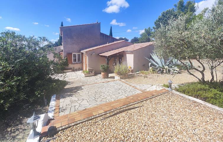 Location de vacances pour 6 personnes, avec piscine ainsi que jardin et terrasse à Assignan