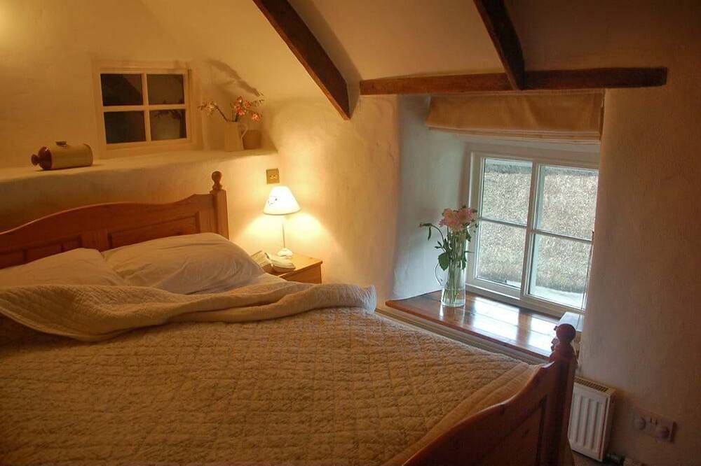 Huisje met rieten dak met 2 slaapkamers in Fishing Cove in Kynance Cove, Cadgwith