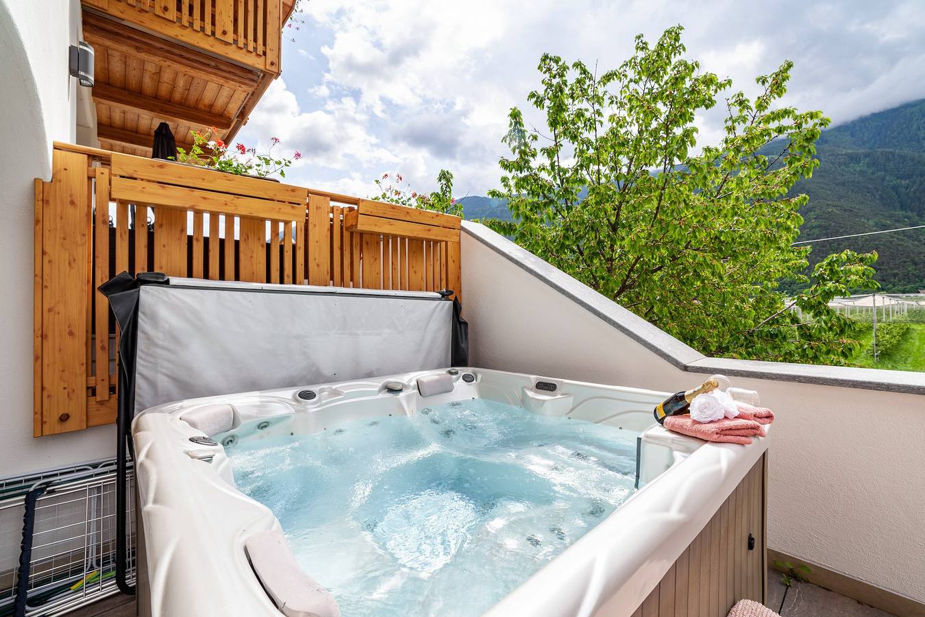Entire apartment, Apartment "Sagschneiderhof Golden Delicious" with Mountain View, Whirlpool & Wi-Fi in Plaus, Ortler Alps
