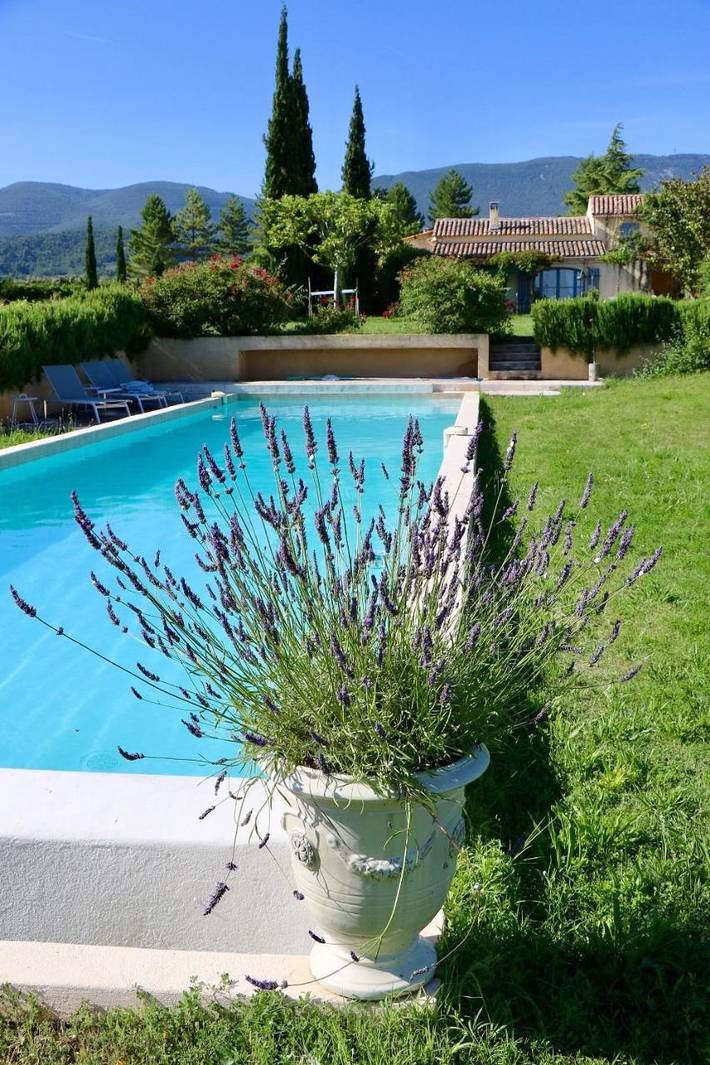 Location de vacances pour 3 personnes, avec vue ainsi que piscine et jardin à Cucuron - 2
