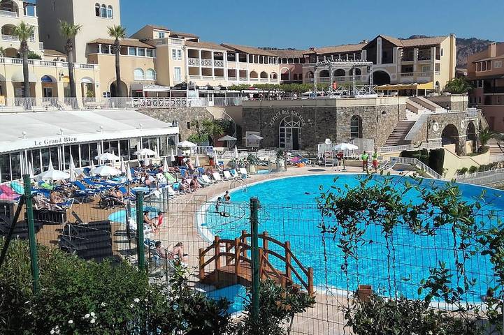 Location de vacances pour 4 personnes, avec balcon ainsi que jacuzzi et piscine dans Le Dramont