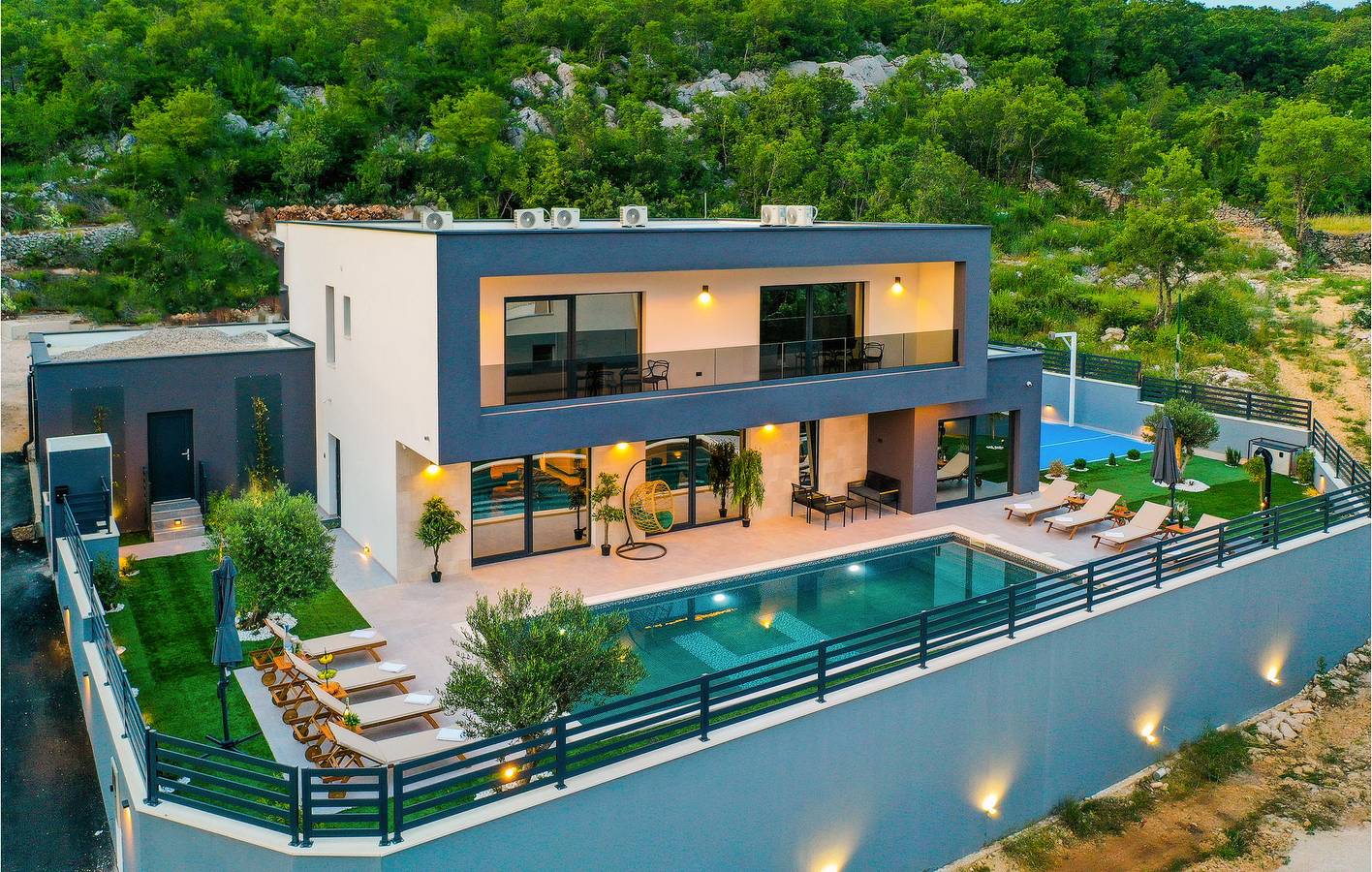 Geräumiges Apartment mit 2 Schlafzimmern, Pool, WLAN und Parkplatz in Zagvozd, Makarska Riviera