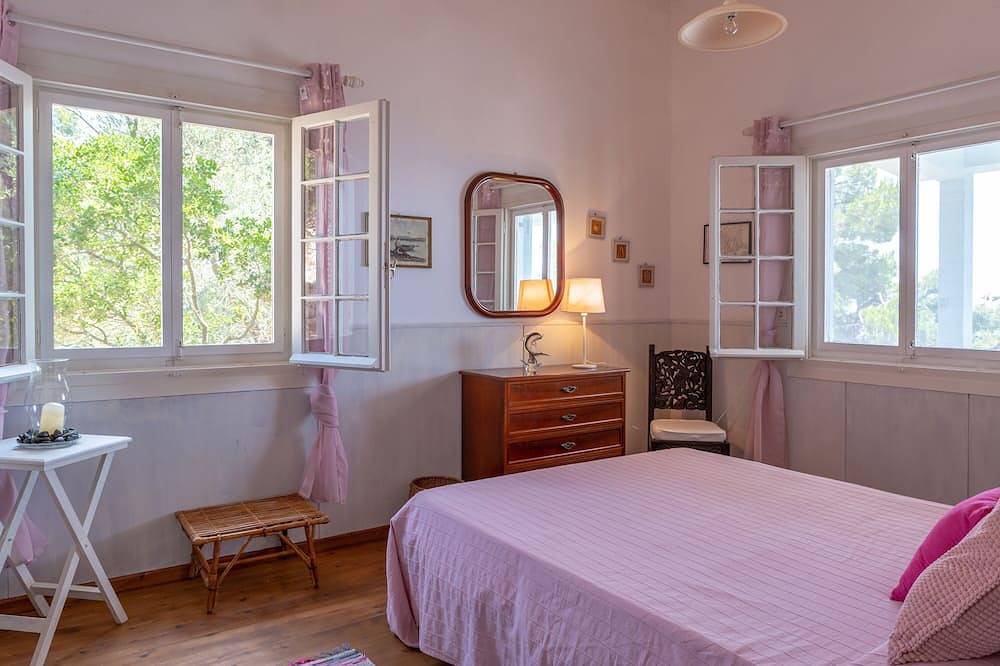 Alonissos Villa (Mare Nostrum), Sea Front, Private Pool, Family Friendly in Alonissos