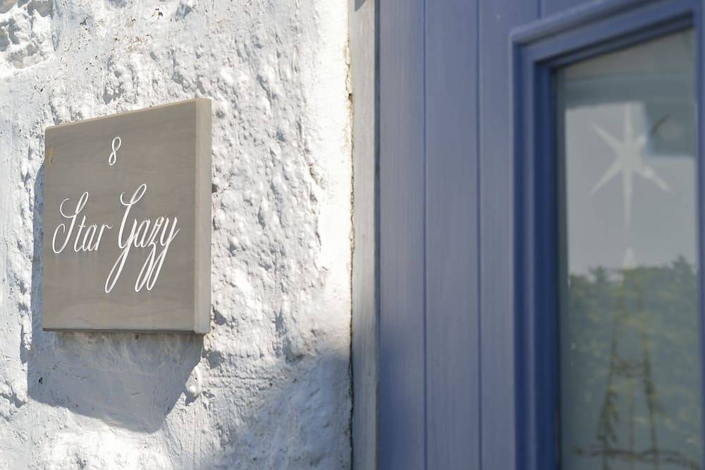 Charming Cottage 50 Mtrs from Porthmeor  Beach for up to 6 people. With parking in St. Ives, Cornwall