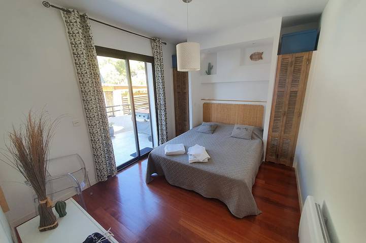 Gîte pour 4 personnes, avec terrasse ainsi que piscine et jardin dans Plage de Tiuccia - 3