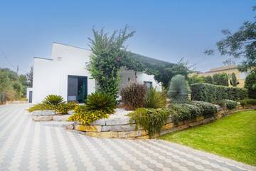 Location de vacances pour 8 personnes, avec jardin et terrasse à Moncarapacho