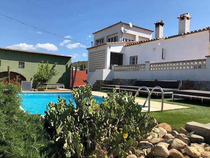 Casa rural para 10 personas, con vistas además de jardín y piscina en Vilajuiga