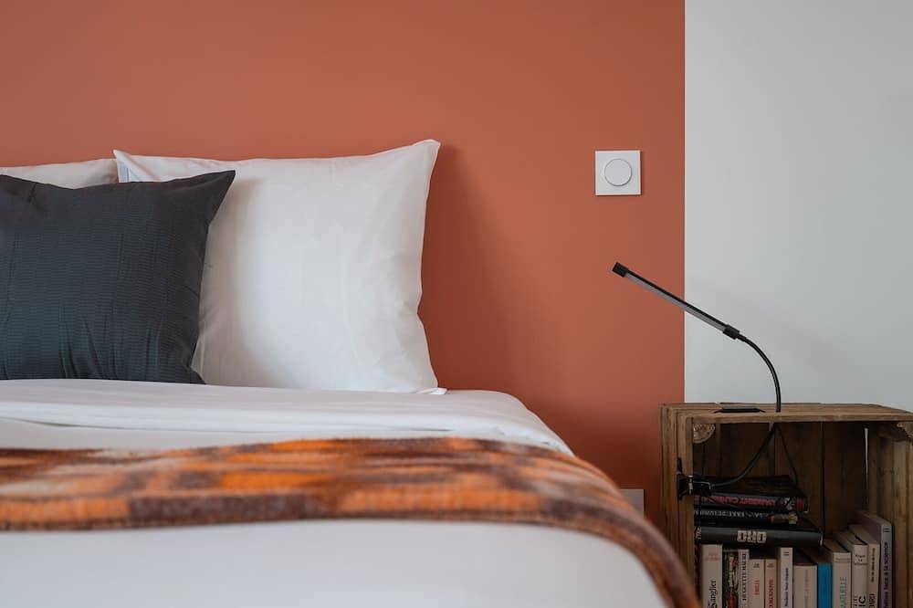Entire apartment, Bright 2-bedroom apartment w/ balcony and parking. in Lambersart, Lille region