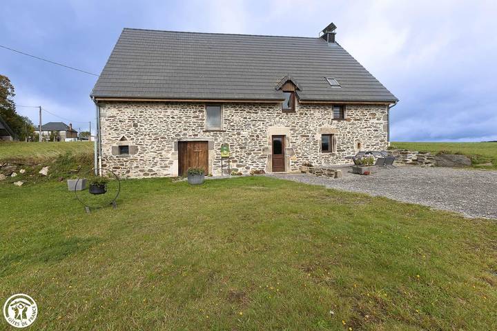 Gîte pour 6 personnes, avec Terrasse ainsi que Jardin et Vue dans Saint-Sulpice (Puy-de-Dôme)