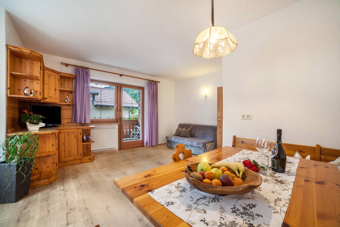 Ganze Wohnung, Ferienwohnung 'Sonnenparadies 1' mit Bergblick, Wlan & Garten in Quellenhof, St. Martin in Passeier