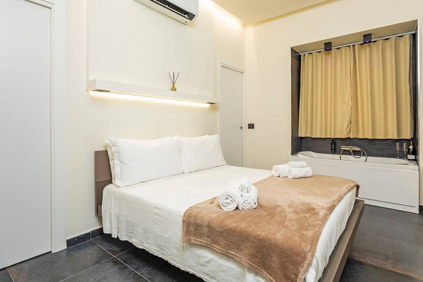 Appartement entier, Appartement 'Marina Home - Luxury' avec vue montagne, Wi-Fi et climatisation in Catane, Province de Catania