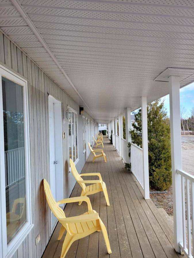 Hôtel pour 4 personnes, avec balcon dans Grandes Bergeronnes