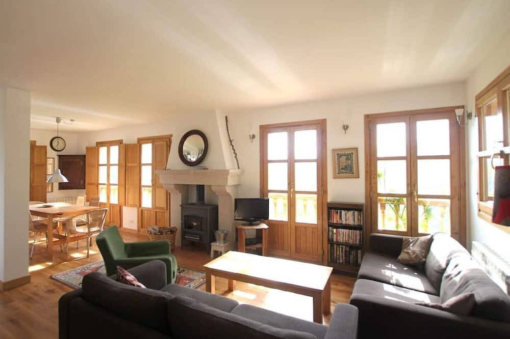 House in mountain location with amazing views. in Berodia, Cabrales