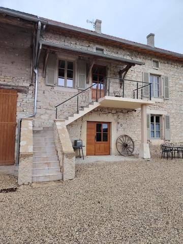 Gîte pour 4 personnes, avec vue et jardin, animaux acceptés dans Lhuis