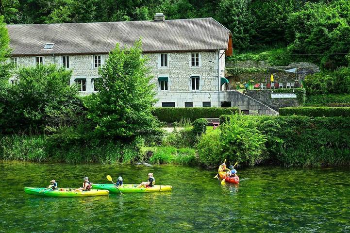 Gîte pour 29 personnes, avec jacuzzi et sauna ainsi que terrasse et jardin