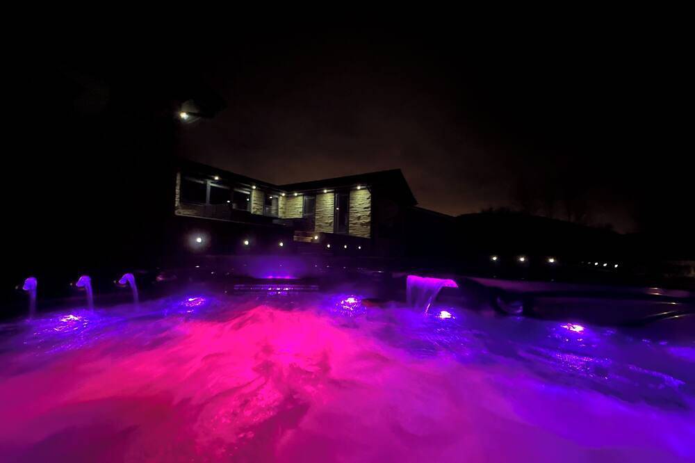 Hilltop Retreat: Panoramic Views, Sunsets, Seclusion, Hot Tub, Fire Pit in North Yorkshire