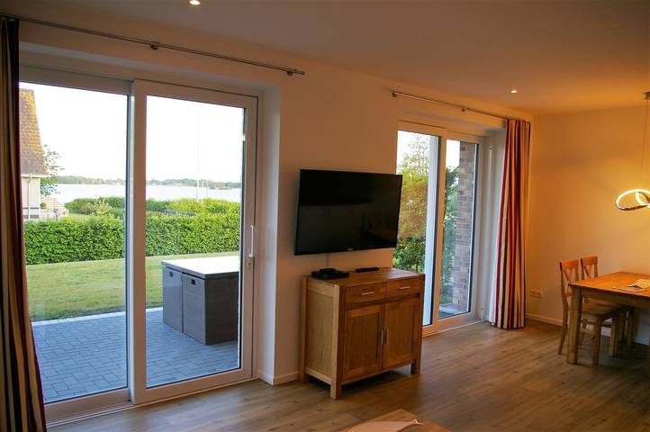 Ferienwohnung für 3 Personen, mit Terrasse und Seeblick sowie Garten in Wittensee