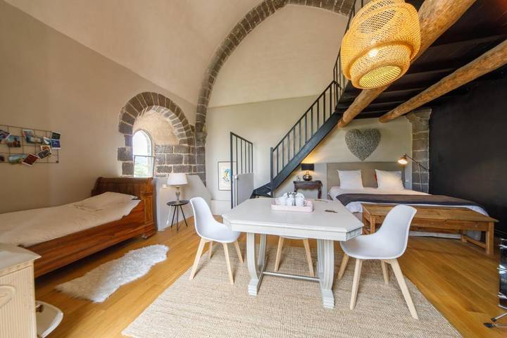 Location de vacances pour 3 personnes, avec piscine et jardin ainsi que terrasse et vue à Vieille-Brioude - 3