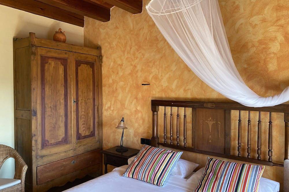 Les Corts de Cal Farrés, maison rurale à 1 h. de Bcn : piscine, barbecue, jardin in Calonge de Segarra, Barcelone l'intérieur des terres