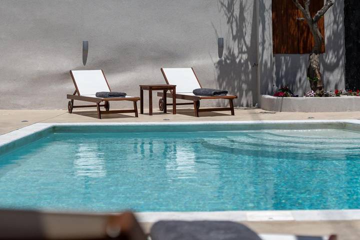 Location de vacances pour 2 personnes, avec jardin ainsi que jacuzzi et piscine à Megalochori