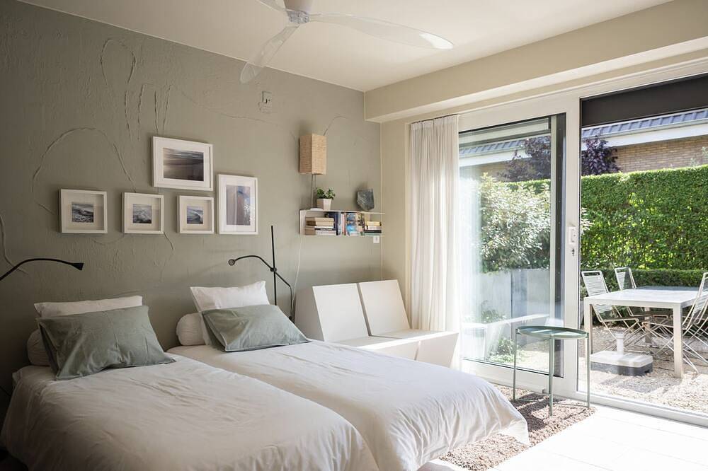 Appartement entier, Studio de vacances design, proche de la mer avec jardin privé et parking in Ville d'Ostende, Oostende