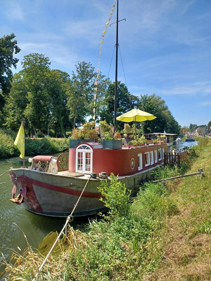 Bateau pour 3 personnes, avec terrasse et vue, animaux acceptés dans 