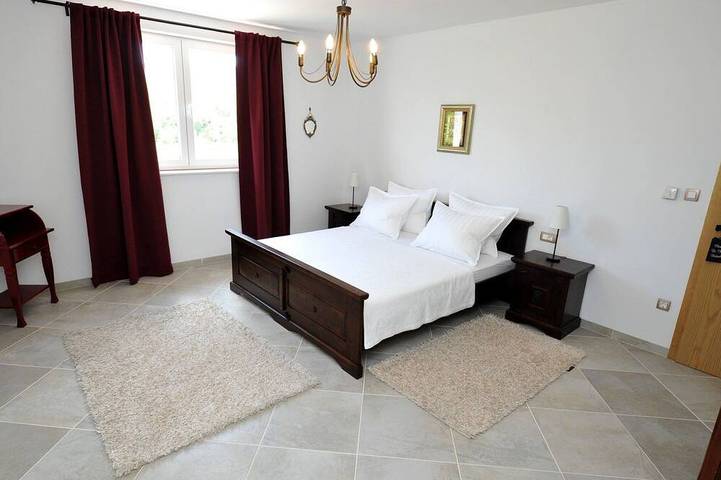 Alleinstehendes Ferienhaus mit Swimmingpool in Makarska Riviera
