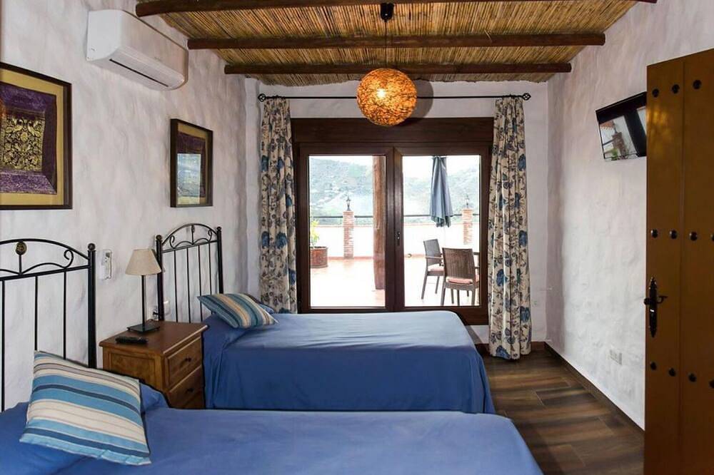 Villa con jacuzzi para dos o cuatro personas y unas impresionantes vistas in Canillas de Albaida, Provincia de Málaga
