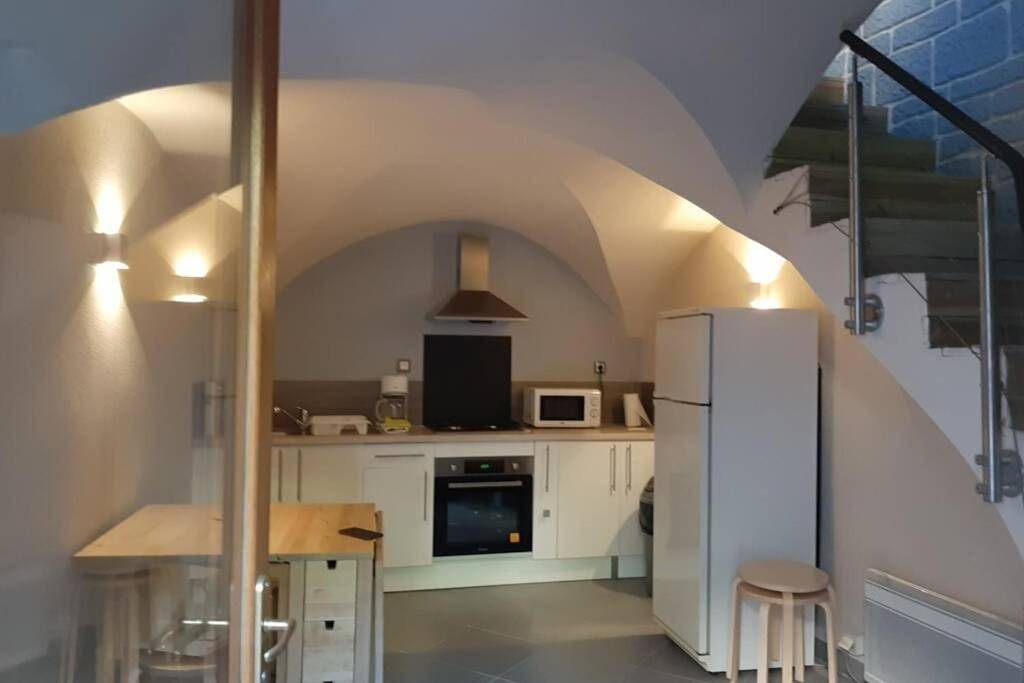 Appartement entier, One-Bedroom Apartment in Vic-le-Comte, Parc Naturel Régional Livradois-Forez