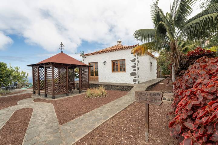 Casa de vacaciones "Candelaria" con vistas a la montaña y al mar, piscina, terraza y Wi-Fi in Las Longueras, La Guancha