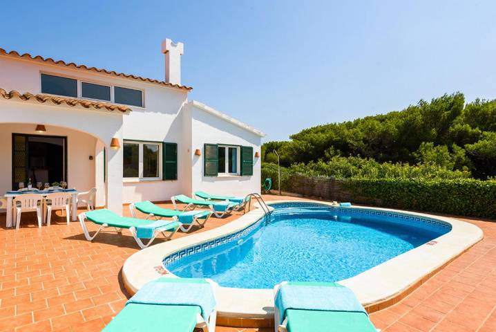 Location de vacances pour 6 personnes, avec terrasse et vue sur l’océan ainsi que jardin et bassin pour enfant à Arenal d'en Castell - 4